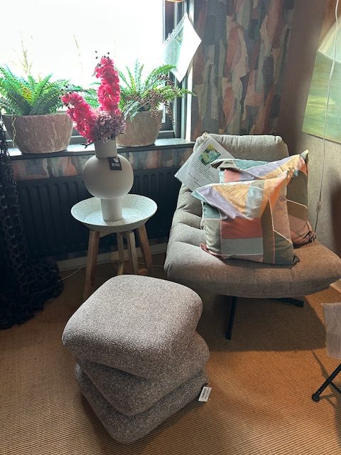 Beige, stof & foam, stofnaam Luma, afmetingen (BxDxH): 44,5x44,5x44,5 cm, poef / krukje van By Boo model Pillowscape, lijkt op 3 gestapelde kussens bovenste 2 delen draaibaar, incl. korting (op voorraad) V1 - Afbeelding 3