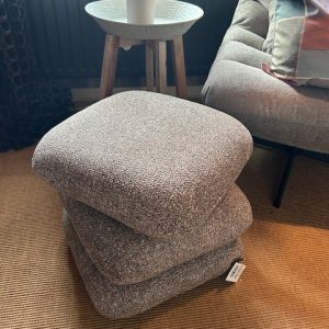 Beige, stof & foam, stofnaam Luma, afmetingen (BxDxH): 44,5x44,5x44,5 cm, poef / krukje van By Boo model Pillowscape, lijkt op 3 gestapelde kussens bovenste 2 delen draaibaar, incl. korting (op voorraad) V1