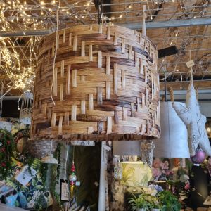 Bruin hout van natuurlijke materiaal cilinder lampenkap, kan hangend en staand, 50 cm hoog x 35 cm doorsnede, J. Kersten B.V, Pendant light water hyacinth brown,  (op voorraad) V1