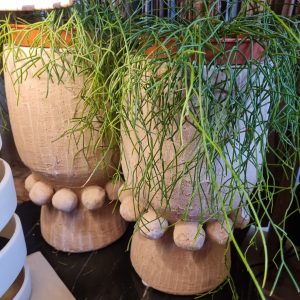 Beige zand stenen  aardewerk plant pot bloem vaas met bolletjes rand , 36,50 cm hoog x 18,5 cm doorsnede Ter Steege / , vase Sevora brown (op voorraad) V2