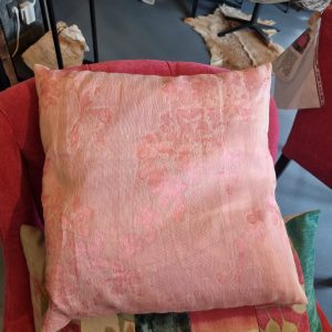 Roze glans kussen met bloemen 40x40cm vierkant, M.M. Metamorphosis,hand werk, de achterkant beige , prijs incl. binnen kussen (op voorraad) V1