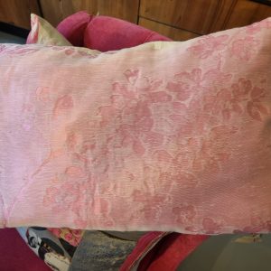 Roze glans kussen met bloemen 40x60cm langwerpig, M.M. Metamorphosis,hand werk, de achterkant beige , prijs incl. binnen kussen (op voorraad) V1