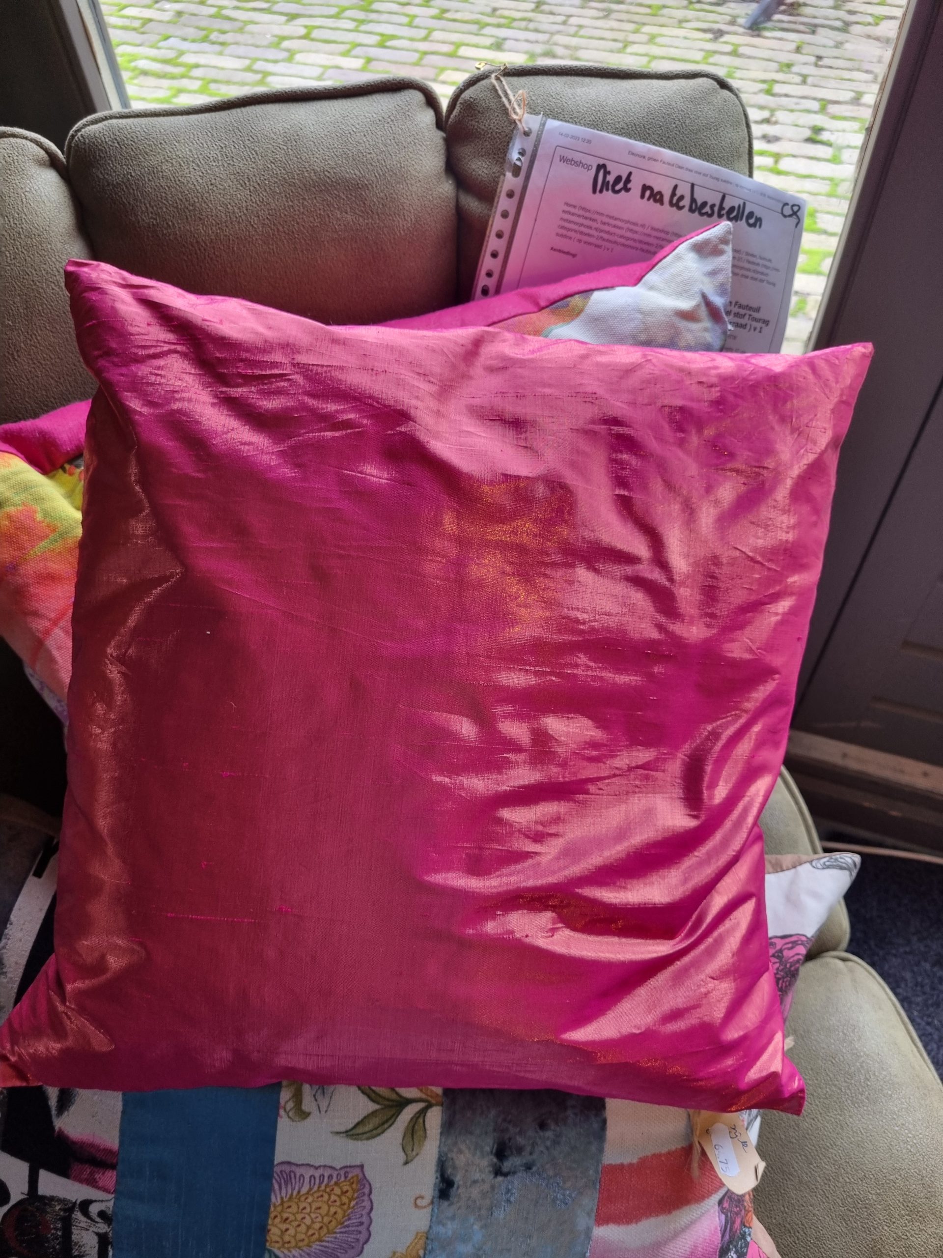 Roze glans kunst zijde kussen 40x40cm vierkant, M.M. Metamorphosis, hand werk, de achterkant gelijk aan voorkant , prijs incl. binnen kussen (op voorraad) V2 - Afbeelding 2