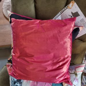 Roze glans kunst zijde kussen 40x40cm vierkant, M.M. Metamorphosis, hand werk, de achterkant gelijk aan voorkant , prijs incl. binnen kussen (op voorraad) V2