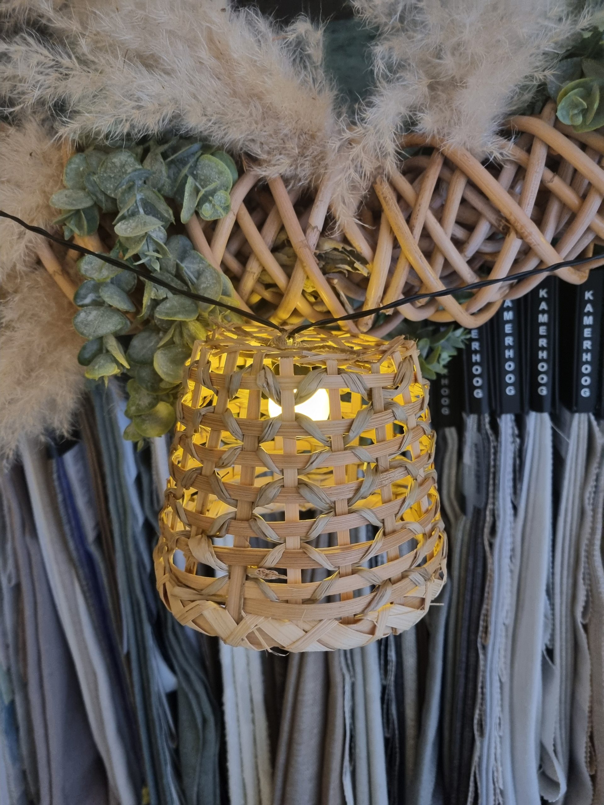 Bruin bamboo lichtstreng met bamboe gevlochten kapjes, Waterdrinker, Lampjes / licht streng , 2 m lang compleet met 8 lichtbollen, kapjes 12cm hoog x 13 cm rond (op voorraad) V2 - Afbeelding 3