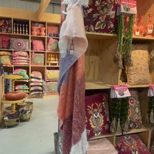 roze paars gestreept gemêleerd plaid 130 x 170 cm 75% acryl 15% nylon 10% wol, Imbarro genaamd Throw Verah stripes , wandkleed/tafelkleed/ bed loper/sprei/plaid/kleed, ( op voorraad) V1