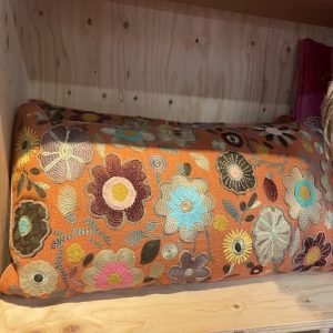 Oranje gemêleerd met geborduurde bloemen fluweel kussen 40x70cm lang, Imbarro, pillow Elodie, achterkant fluweel groen, incl. binnen kussen ( op voorraad ) V2