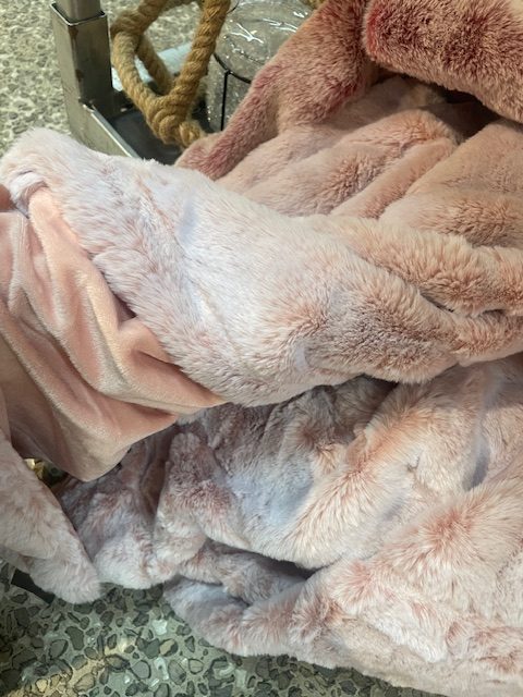 Roze zacht plaid 100% polyester, Diga colmore, Throw pink lines faux fur , tafelkleed/bed loper/sprei/plaid/kleed, 136x160 cm (op voorraad) V1 - Afbeelding 2