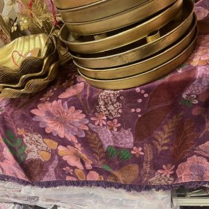 Rood burgundy paars roze met bloemen en bladeren fluweel en de achterkant is Rood burgundy paars gemêleerd plaid 130 x 170 cm 100% katoen, Imbarro, genaamd Throw Maye purple , wandkleed/tafelkleed/ bed loper/sprei/plaid/kleed, ( op voorraad) V1