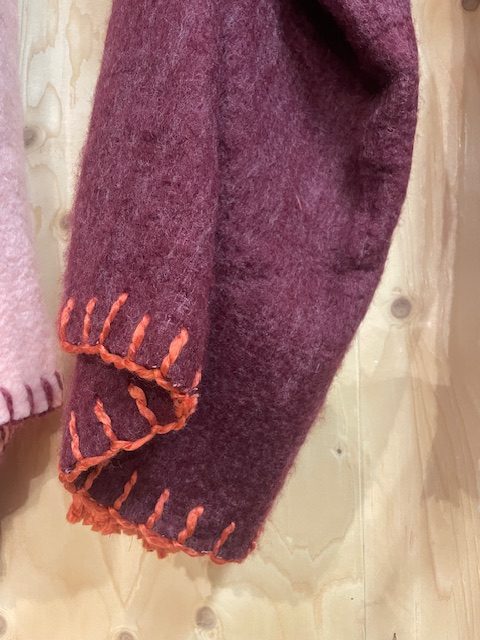 rood burgundy bordeaux wol voor en achterzijde gelijk qua kleur met grove oranje stiksel afgewerkt plaid 130 x 170 cm 75% acryl 15% nylon en 10% wol, Imbarro, genaamd Throw Evie darkred , wandkleed/tafelkleed/ bed loper/sprei/plaid/kleed, ( op voorraad) V1 - Afbeelding 2