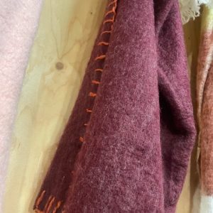 rood burgundy bordeaux wol voor en achterzijde gelijk qua kleur met grove oranje stiksel afgewerkt plaid 130 x 170 cm 75% acryl 15% nylon en 10% wol, Imbarro, genaamd Throw Evie darkred , wandkleed/tafelkleed/ bed loper/sprei/plaid/kleed, ( op voorraad) V1