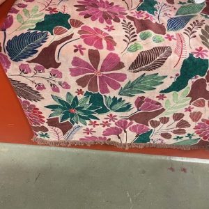 Roze groen bordeaux burgundy, fluweel en achterkant linnen roze, gemêleerd plaid met bloemen en bladeren130 x 170 cm 100% katoen, Imbarro, genaamd Throw Maye pink , wandkleed/tafelkleed/ bed loper/sprei/plaid/kleed, ( op voorraad) V1