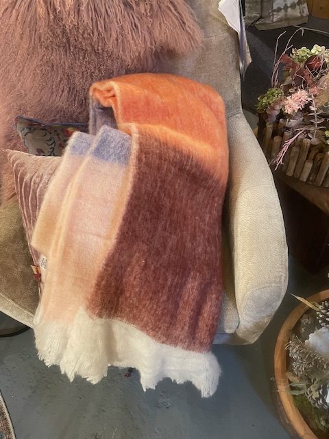 roze paars aubergine gestreept gemêleerd plaid 130 x 170 cm 75% acryl 15% nylon 10% wol, Imbarro genaamd Throw Verah stripes , wandkleed/tafelkleed/ bed loper/sprei/plaid/kleed, ( op voorraad) V1 - Afbeelding 2