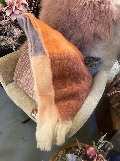 roze paars aubergine gestreept gemêleerd plaid 130 x 170 cm 75% acryl 15% nylon 10% wol, Imbarro genaamd Throw Verah stripes , wandkleed/tafelkleed/ bed loper/sprei/plaid/kleed, ( op voorraad) V1 - Afbeelding 3