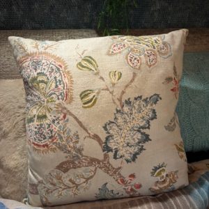 Beige, taupe, blauw linnen kussen, 50x50 cm langwerpig, M.M. Metamorphosis Claudi De Kussenfabriek, prachtig motief,  achterkant blauw, incl. binnen kussen(op voorraad) V1