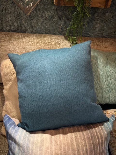 Beige, taupe, blauw linnen kussen, 50x50 cm langwerpig, M.M. Metamorphosis Claudi De Kussenfabriek, prachtig motief, achterkant blauw, incl. binnen kussen(op voorraad) V1 - Afbeelding 2