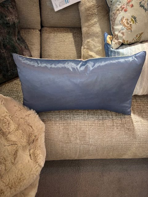 Beige, taupe, blauw linnen kussen, 40x60 cm langwerpig, M.M. Metamorphosis Claudi De Kussenfabriek, prachtig motief, achterkant satijn in blauwe kleur, incl. binnen kussen(op voorraad) V1 - Afbeelding 2