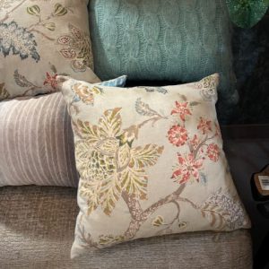 Beige, taupe, blauw linnen kussen, 50x50 cm langwerpig, M.M. Metamorphosis Claudi De Kussenfabriek, prachtig motief,  achterkant blauw, incl. binnen kussen(op voorraad) V1