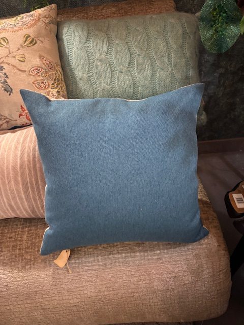 Beige, taupe, blauw linnen kussen, 50x50 cm langwerpig, M.M. Metamorphosis Claudi De Kussenfabriek, prachtig motief, achterkant blauw, incl. binnen kussen(op voorraad) V1 - Afbeelding 2