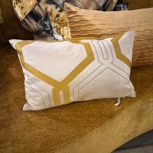 Beige, okergeel taft kussen, 30x50 cm langwerpig, M.M. Metamorphosis Claudi De Kussenfabriek, prachtig motief, achterkant oker gele kleur, incl. binnen kussen(op voorraad) V1