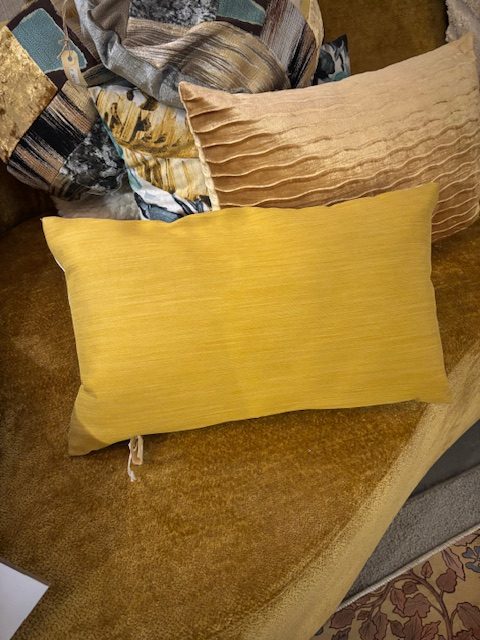 Beige, okergeel taft kussen, 30x50 cm langwerpig, M.M. Metamorphosis Claudi De Kussenfabriek, prachtig motief, achterkant oker gele kleur, incl. binnen kussen(op voorraad) V1 - Afbeelding 2