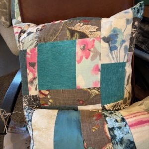 Roze blauw kussen 60x60cm vierkant, M.M. Metamorphosis, patchwork hand werk, de achterkant taupe met strepen linnen look, incl. binnen kussen (op voorraad) V1