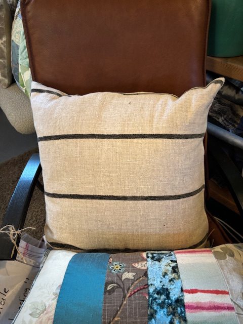 Roze blauw kussen 60x60cm vierkant, M.M. Metamorphosis, patchwork hand werk, de achterkant taupe met strepen linnen look, incl. binnen kussen (op voorraad) V1 - Afbeelding 2