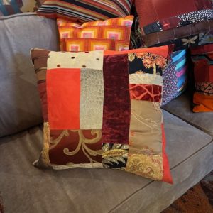 Oranje, rood gemêleerd kussen 60x60cm vierkant, M.M. Metamorphosis, patchwork handwerk, de achterkant grijs, incl. binnen kussen (op voorraad) V1