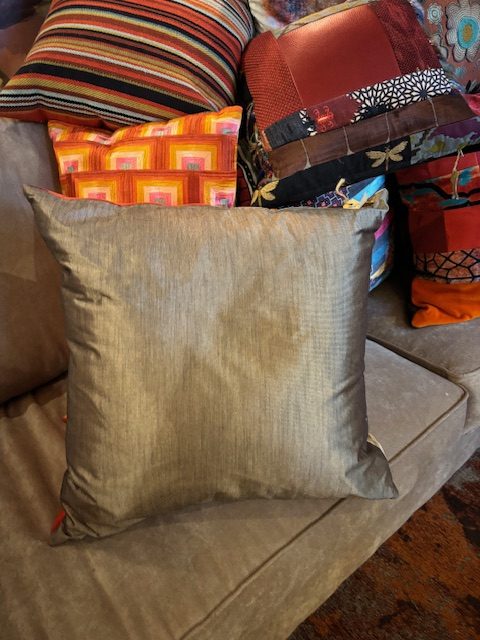 Oranje, rood gemêleerd kussen 60x60cm vierkant, M.M. Metamorphosis, patchwork handwerk, de achterkant grijs, incl. binnen kussen (op voorraad) V1 - Afbeelding 2