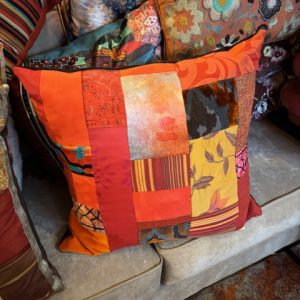 Oranje, rood gemêleerd kussen 60x60cm vierkant, M.M. Metamorphosis, patchwork handwerk, de achterkant bruin fluweel, incl. binnen kussen (op voorraad) V1