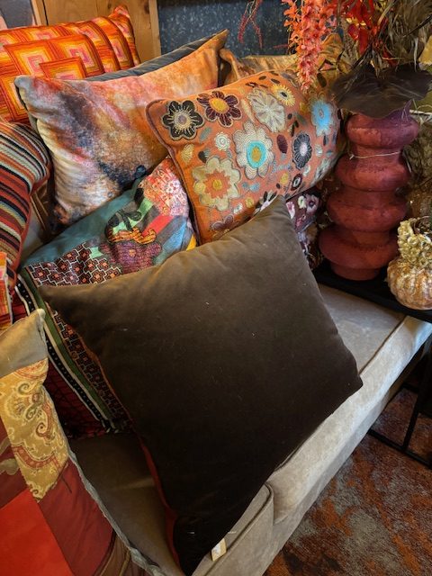 Oranje, rood gemêleerd kussen 60x60cm vierkant, M.M. Metamorphosis, patchwork handwerk, de achterkant bruin fluweel, incl. binnen kussen (op voorraad) V1 - Afbeelding 2