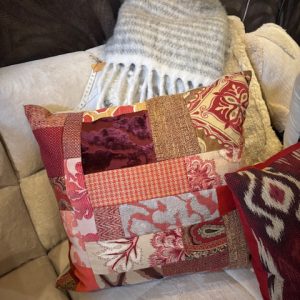 Rood gemêleerd kussen 60x60cm vierkant, M.M. Metamorphosis, patchwork handwerk, de achterkant grijs fluweel, incl. binnen kussen (op voorraad) V1