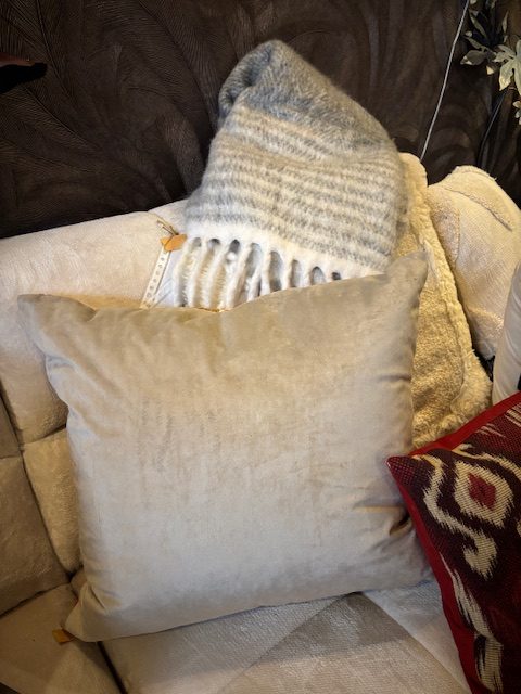 Rood gemêleerd kussen 60x60cm vierkant, M.M. Metamorphosis, patchwork handwerk, de achterkant grijs fluweel, incl. binnen kussen (op voorraad) V1 - Afbeelding 2