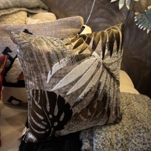 Beige bruin taupe kussen 45x45cm vierkant, Silvera, fluweel bladeren achterkant beige, incl. binnen kussen (op voorraad) V1