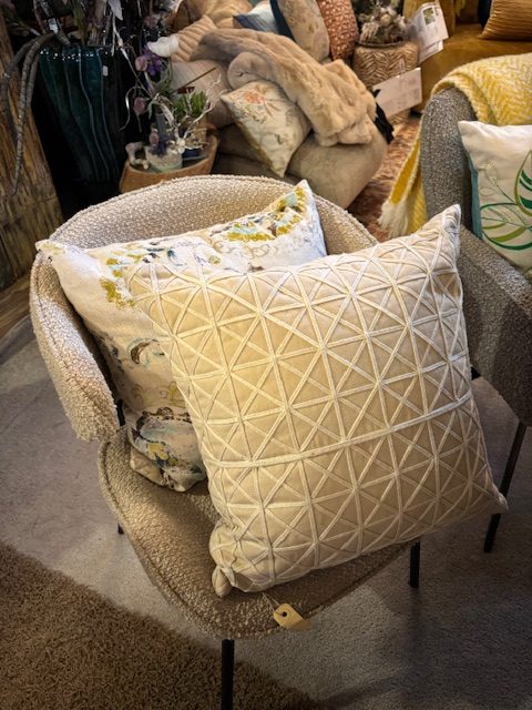 Beige, taupe, blauw linnen kussen, 50x50 cm langwerpig, M.M. Metamorphosis Claudi De Kussenfabriek, prachtig motief, achterkant 3d motief, incl. binnen kussen(op voorraad) V1 - Afbeelding 2