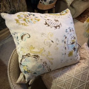 Beige, taupe, blauw linnen kussen, 50x50 cm langwerpig, M.M. Metamorphosis Claudi De Kussenfabriek, prachtig motief, achterkant 3d motief, incl. binnen kussen(op voorraad) V1