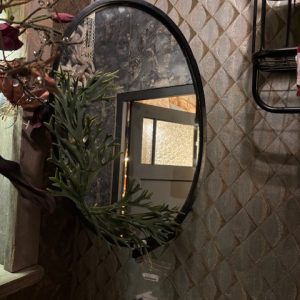 Zwart kleurige geheel van metaal met decoratie, verstelbare spiegel, Dutch bone white label,( Zuiver ) kan elke kant uit gebogen worden - Mirror Lara brass hoogte 48 en breed 30.5 ( op voorraad ) v1