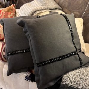 Zwart, grijs linnenlook stof kussen, met een mooi glitter band, 60x60cm vierkant, M.M Metamorphosis, incl. binnen kussen ( op voorraad ) V2