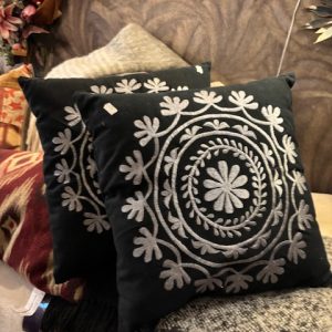 Zwart, zilver, canvas stof kussen, met een mooi borduurwerk, 40x40cm vierkant, Goround, incl. binnen kussen ( op voorraad ) V2