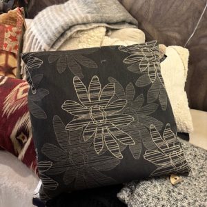 Zwart, katoen stof kussen, met een mooi print borduurwerk, 45x45cm vierkant, achterkant beige linnenlook met strepen, M.M Metamorphosis, incl. binnen kussen ( op voorraad ) V1