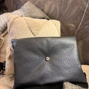 Grijs kussen, lerenlook, 30x50cm langwerpig, Roaf, M.M. Metamorphosis, achterkant grijs linnen structuur met capiton, inclusief binnen kussen (op voorraad) V2