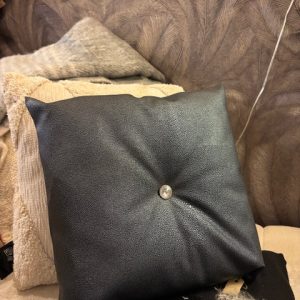 Grijs kussen 45x45cm vierkant, M.M. Metamorphosis, lerenlook met knoop capiton, inclusief binnen kussen (op voorraad) V1