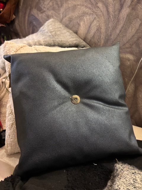 Grijs kussen 45x45cm vierkant, M.M. Metamorphosis, lerenlook met knoop capiton, inclusief binnen kussen (op voorraad) V1 - Afbeelding 2