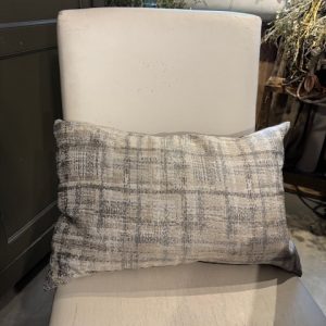 beige taupe zilver kussen 60x40 cm langwerpig, M.M Metamorphosis, glans met print de achterkant beige, incl. binnen kussen (op voorraad) V2