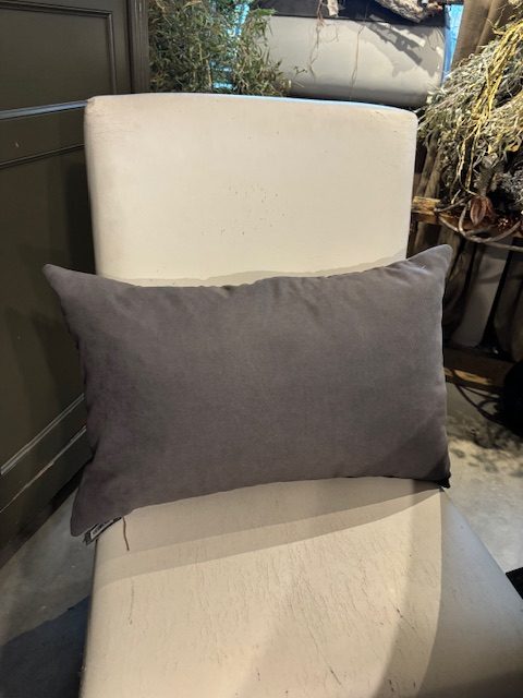 beige taupe zilver kussen 60x40 cm langwerpig, M.M Metamorphosis, glans met print de achterkant grijs, incl. binnen kussen (op voorraad) V2 - Afbeelding 2