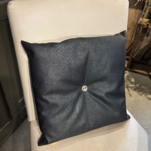 Grijs kussen 45x45cm vierkant, M.M. Metamorphosis, lerenlook met knoop capiton, inclusief binnen kussen (op voorraad) V2