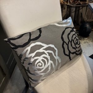 Zwart, grijs zilver linnenlook stof kussen, achterkant zilver, 60x40cm vierkant, M.M Metamorphosis, incl. binnen kussen ( op voorraad ) V1