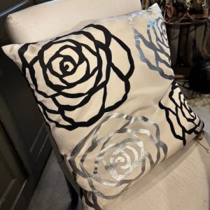 Zwart, wit zilver linnenlook stof kussen, achterkant grijs met een motief, 60x60cm vierkant, M.M Metamorphosis, incl. binnen kussen ( op voorraad ) V1