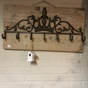 Bruin houten wand kapstok, PTMD, afmeting: (BxDxH) 70x3x40 cm, 7 haken zwart ijzer, (op voorraad)  V1