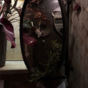 Zwart metaal verstelbare spiegel met groen erop van Dutch bone white label,( Zuiver ) kan van links naar rechts worden gedraaid- Mirror Lara brass hoogte 48 en breed 30.5 van de muur af ( op voorraad ) v1